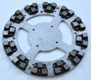 tarcza szlifująca z diamentami mocowana do zacieraczki elektrycznej lub szlifierki