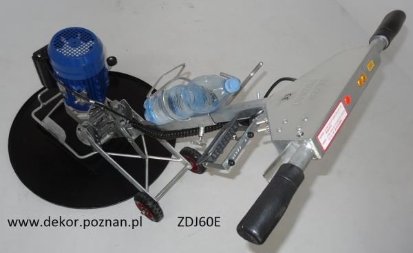Zacieraczka uniwersalna. Osłona dostosowaną do pracy z dyskiem "600" lub "700", tarczami "400" i "500" i wieloma innymi narzędziami. Cynkowana. Rączka wydłużana i odejmowana
